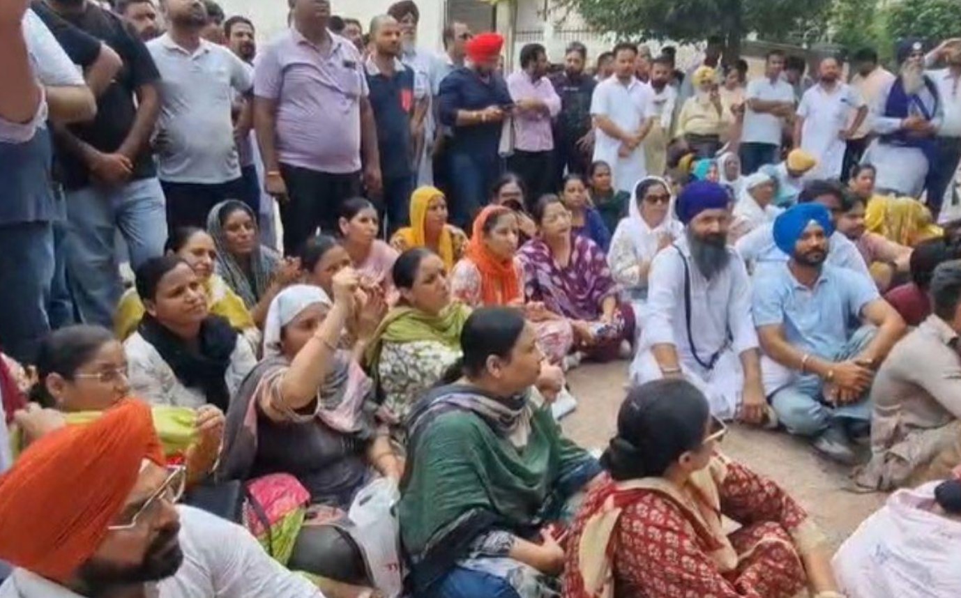 ਬਠਿੰਡਾ ‘ਚ ਵਿਦਿਆਰਥਣ ਨਾਲ ਛੇੜਛਾੜ ਮਾਮਲਾ : ਮਾਪਿਆਂ ਨੇ ਸਕੂਲ ਅੱਗੇ ਲਾਇਆ ਧਰਨਾ…