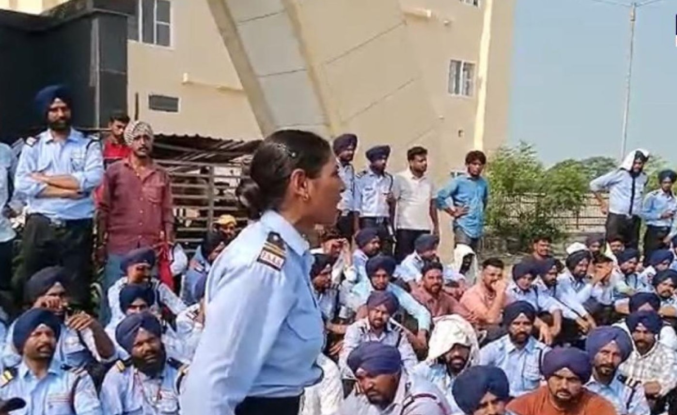 ਬਠਿੰਡਾ ਖ਼ਬਰ : ਦੀਵਾਲੀ ਤੋਂ ਠੀਕ ਪਹਿਲਾਂ ਏਮਜ਼ ਹਸਪਤਾਲ ‘ਚੋਂ 50 ਸਕਿਉਰਟੀ ਗਾਰਡ ਕੱਢੇ ਗਏ, ਗੁੱਸੇ ਵਿੱਚ ਆਏ ਕਰਮਚਾਰੀਆਂ ਨੇ ਹਸਪਤਾਲ ਦੇ ਬਾਹਰ ਲਗਾਇਆ ਧਰਨਾ…